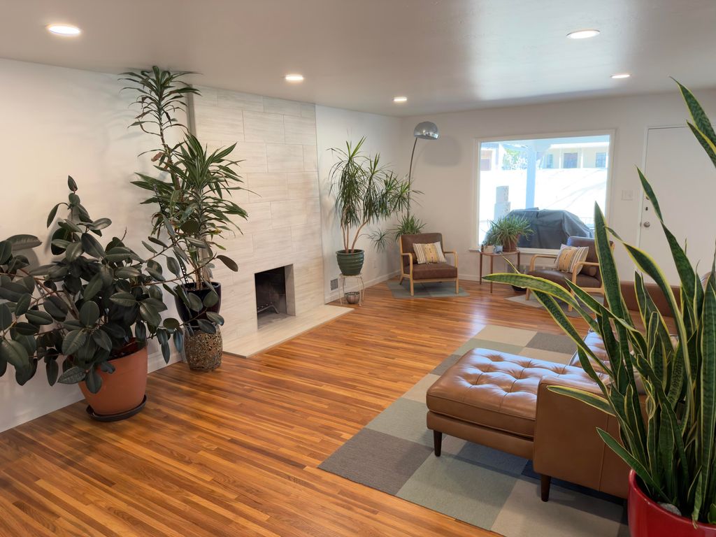 Image 9 of property listing at 324 Chula Vista Place NE, Albuquerque, NM 87108