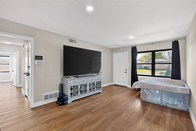 1725 Emerald Street, Grand Prairie, TX 75051