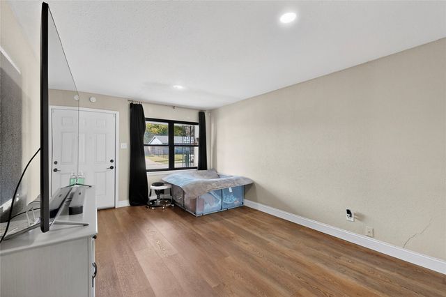 1725 Emerald Street, Grand Prairie, TX 75051