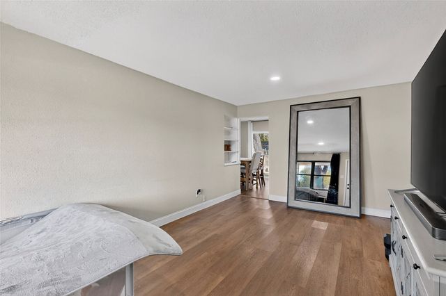 1725 Emerald Street, Grand Prairie, TX 75051