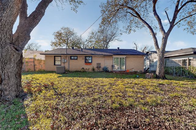 1725 Emerald Street, Grand Prairie, TX 75051