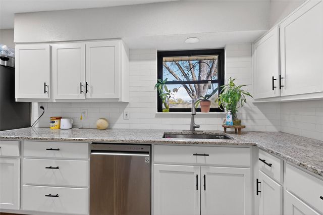 1725 Emerald Street, Grand Prairie, TX 75051