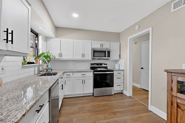 1725 Emerald Street, Grand Prairie, TX 75051