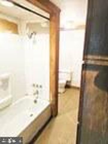 8 E MARKET ST, Myerstown, PA 17067