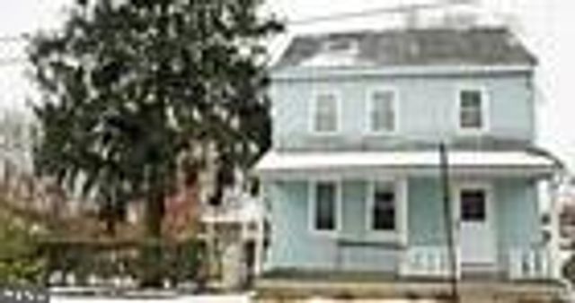 8 E MARKET ST, Myerstown, PA 17067