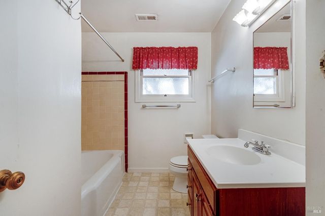 1034 Stewart St, Santa Rosa, CA 95404