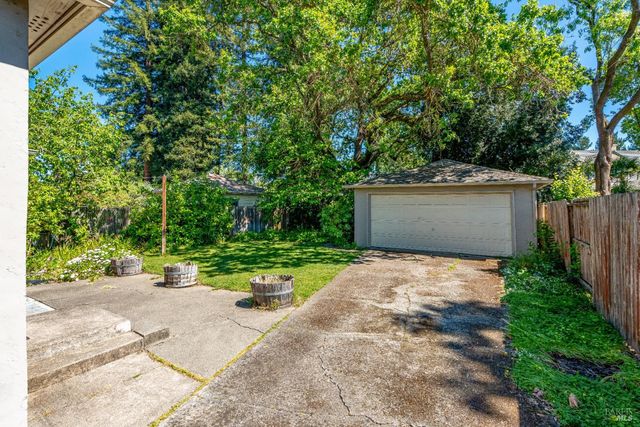1034 Stewart St, Santa Rosa, CA 95404
