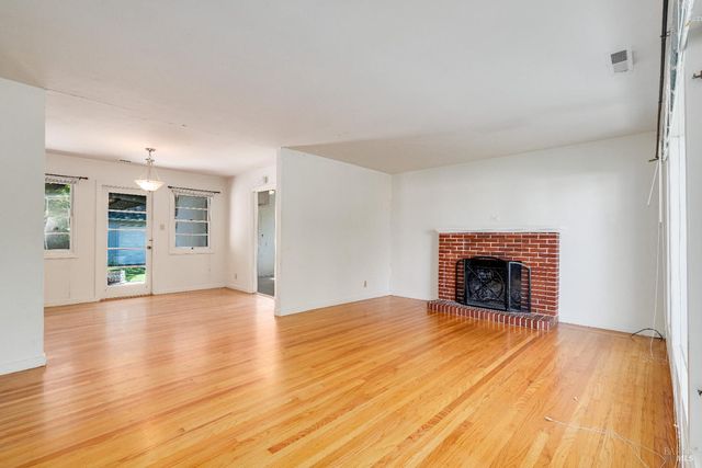 1034 Stewart St, Santa Rosa, CA 95404