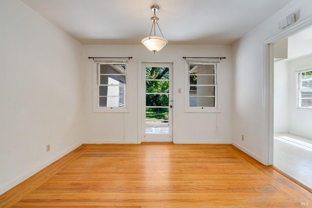 1034 Stewart St, Santa Rosa, CA 95404