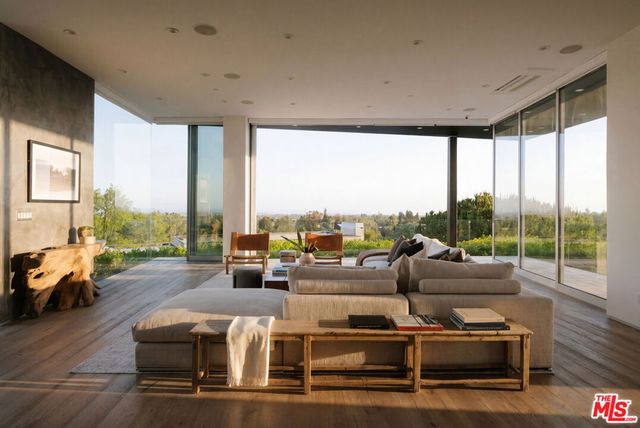 701 Rochedale Way, Los Angeles, CA 90049