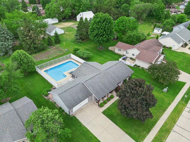 813 Pleasant Hill Drive, De Witt, IA 52742