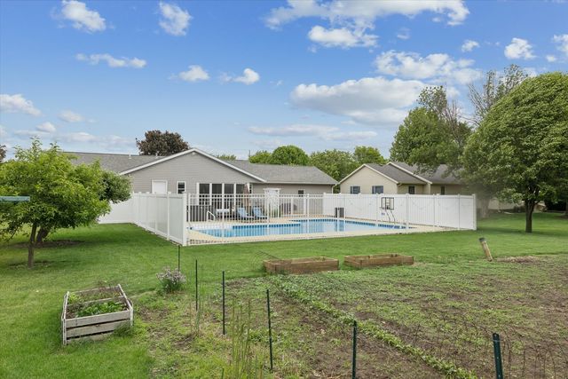 813 Pleasant Hill Drive, De Witt, IA 52742