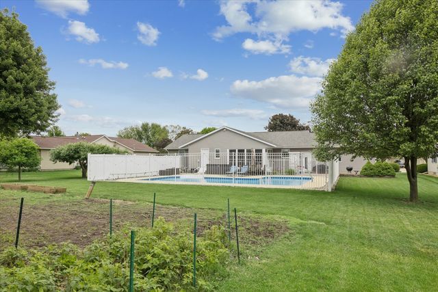 813 Pleasant Hill Drive, De Witt, IA 52742