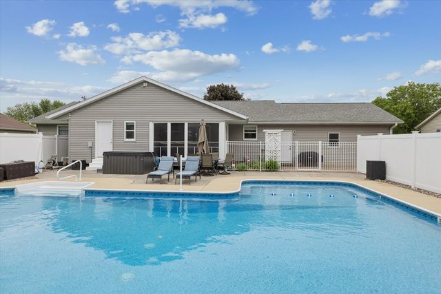 813 Pleasant Hill Drive, De Witt, IA 52742
