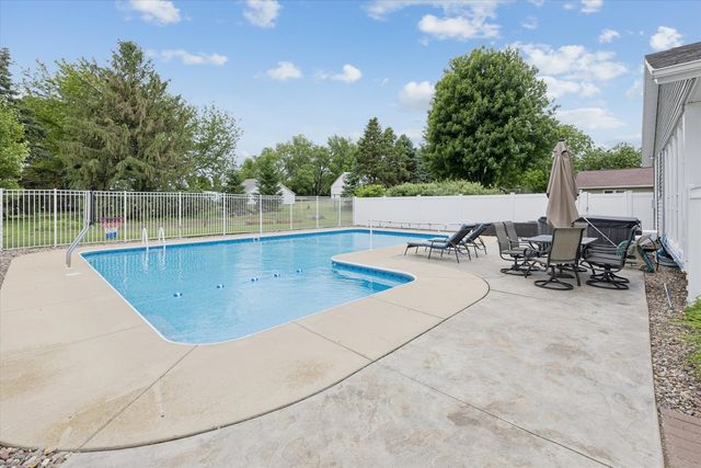 813 Pleasant Hill Drive, De Witt, IA 52742