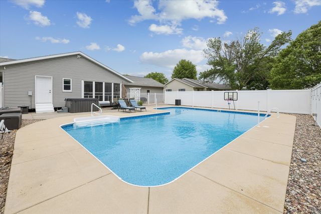 813 Pleasant Hill Drive, De Witt, IA 52742