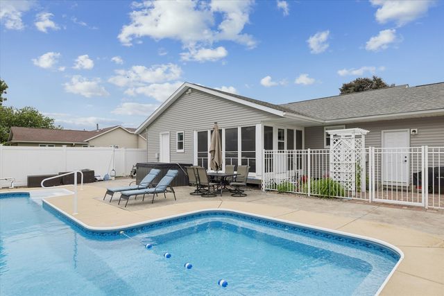 813 Pleasant Hill Drive, De Witt, IA 52742