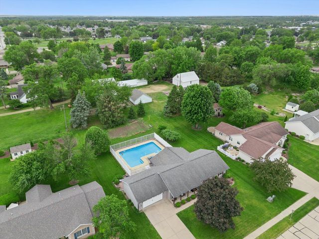 813 Pleasant Hill Drive, De Witt, IA 52742