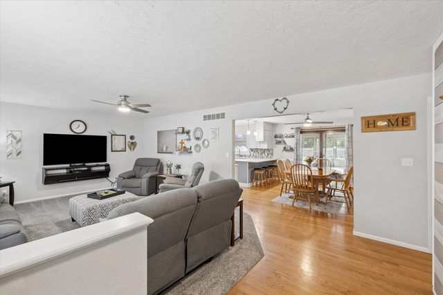 813 Pleasant Hill Drive, De Witt, IA 52742