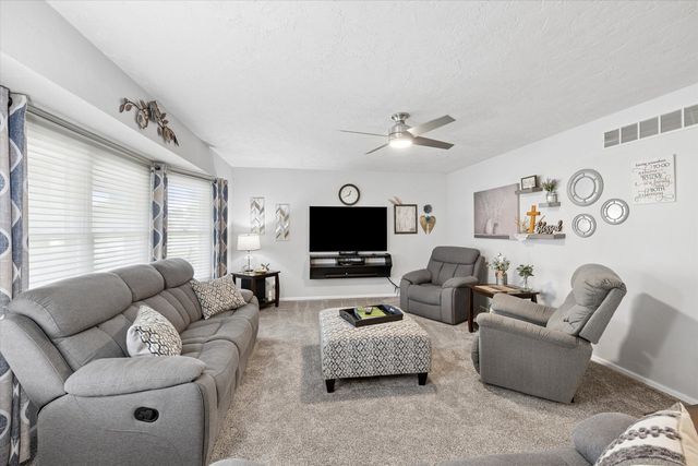 813 Pleasant Hill Drive, De Witt, IA 52742