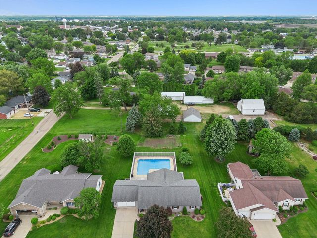 813 Pleasant Hill Drive, De Witt, IA 52742
