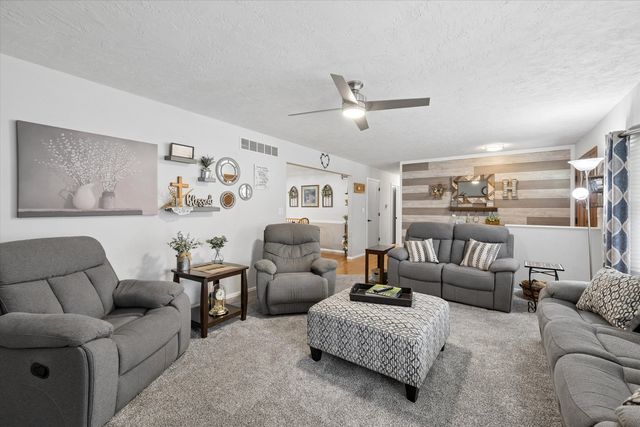 813 Pleasant Hill Drive, De Witt, IA 52742