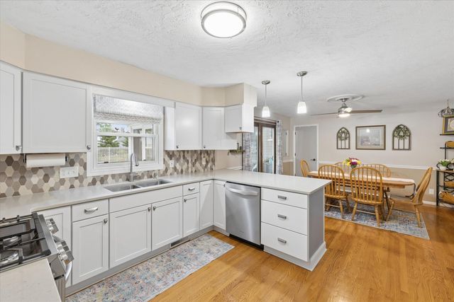 813 Pleasant Hill Drive, De Witt, IA 52742