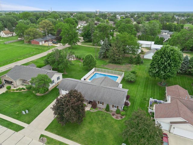 813 Pleasant Hill Drive, De Witt, IA 52742