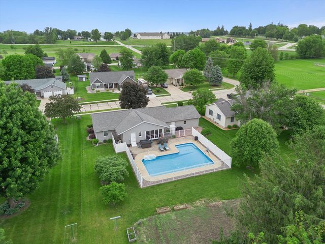 813 Pleasant Hill Drive, De Witt, IA 52742