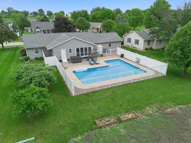 813 Pleasant Hill Drive, De Witt, IA 52742