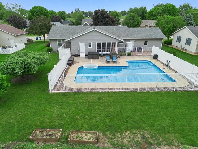 813 Pleasant Hill Drive, De Witt, IA 52742