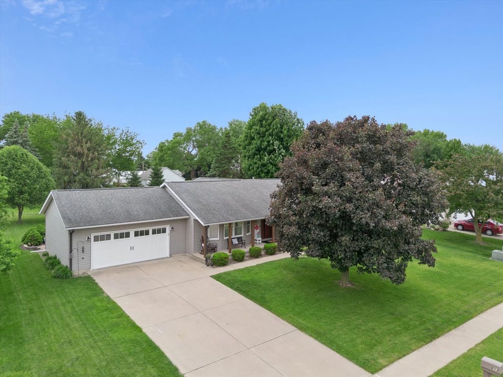813 Pleasant Hill Drive, De Witt, IA 52742