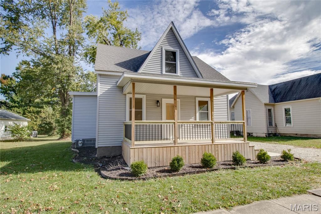 Image 1 of property listing at 226 S Jackson Street, Pittsfield, IL 62363