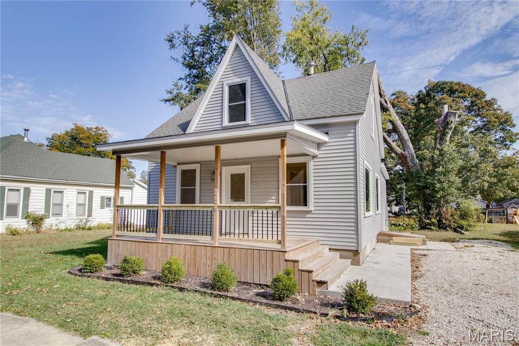 Image 2 of property listing at 226 S Jackson Street, Pittsfield, IL 62363