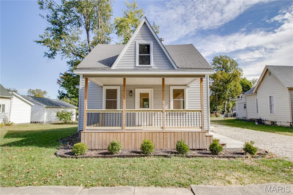 Image 3 of property listing at 226 S Jackson Street, Pittsfield, IL 62363