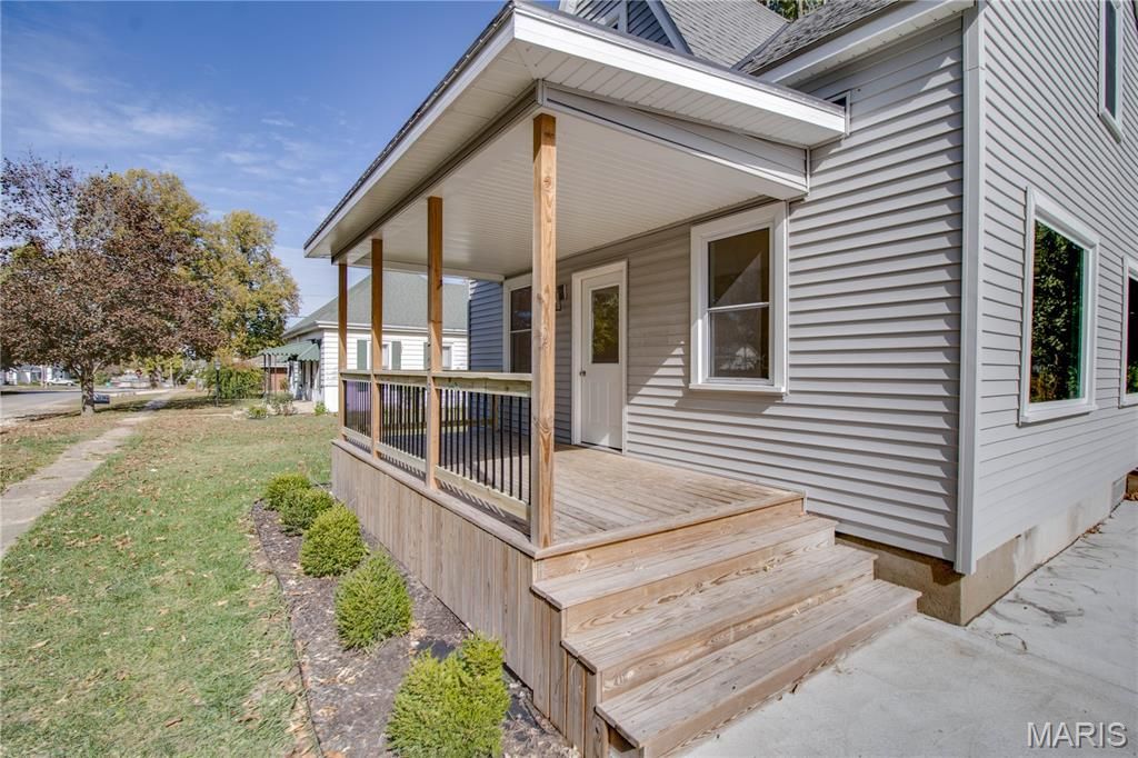 Image 4 of property listing at 226 S Jackson Street, Pittsfield, IL 62363