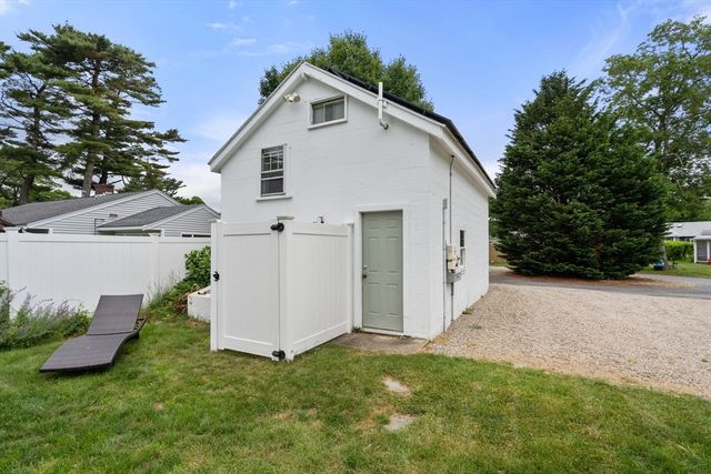 47 Chippewa Dr, Wareham, MA 02532