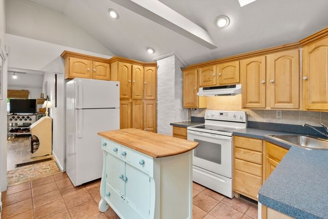 47 Chippewa Dr, Wareham, MA 02532