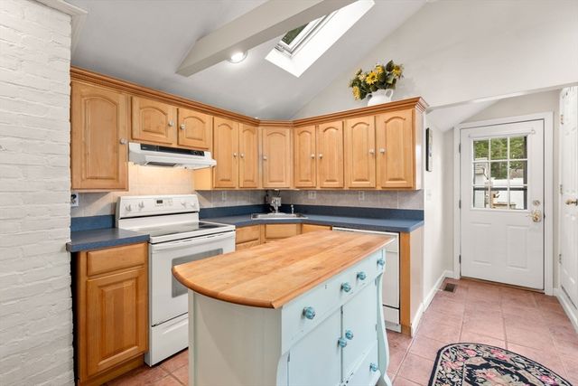 47 Chippewa Dr, Wareham, MA 02532