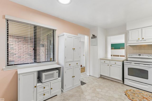 698 Tennyson Court, Rochester Hills, MI 48307