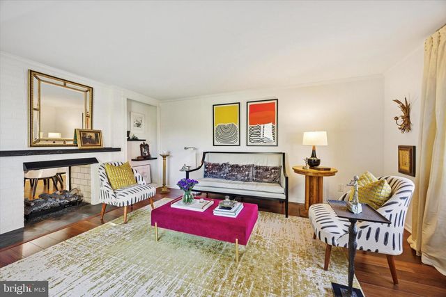 15 W CLOSE, Moorestown, NJ 08057
