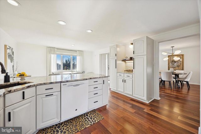 15 W CLOSE, Moorestown, NJ 08057