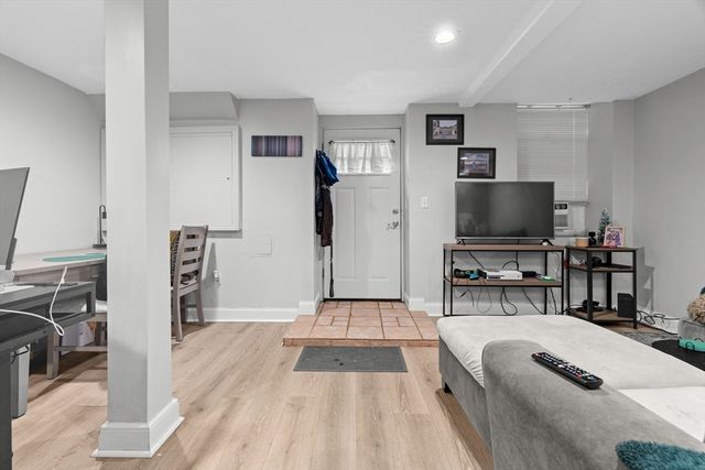 314 W 4th 1, Boston, MA 02127