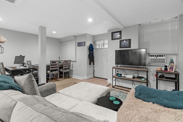 314 W 4th 1, Boston, MA 02127