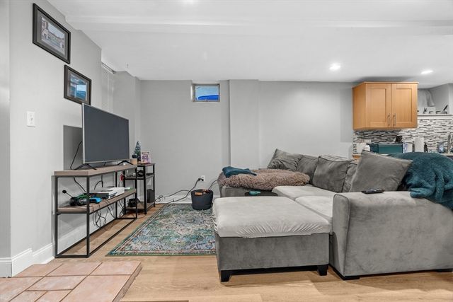314 W 4th 1, Boston, MA 02127