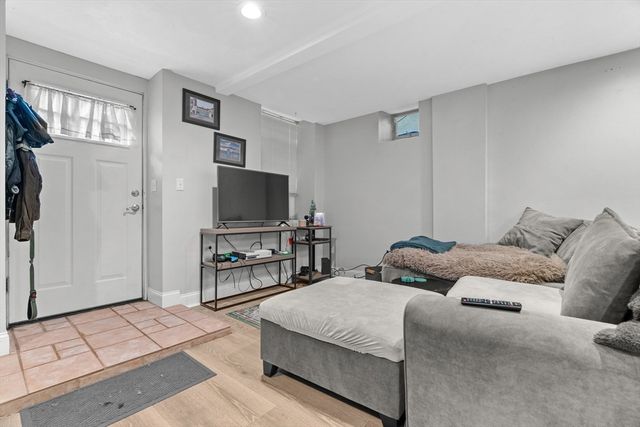 314 W 4th 1, Boston, MA 02127