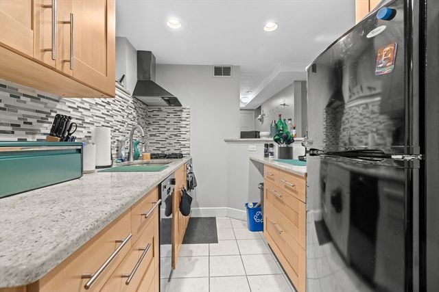 314 W 4th 1, Boston, MA 02127
