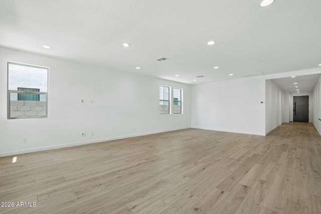 7945 W LOMA Lane, Peoria, AZ 85345