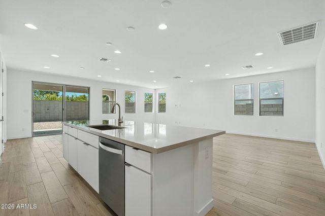 7945 W LOMA Lane, Peoria, AZ 85345