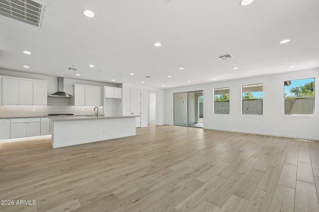 7945 W LOMA Lane, Peoria, AZ 85345